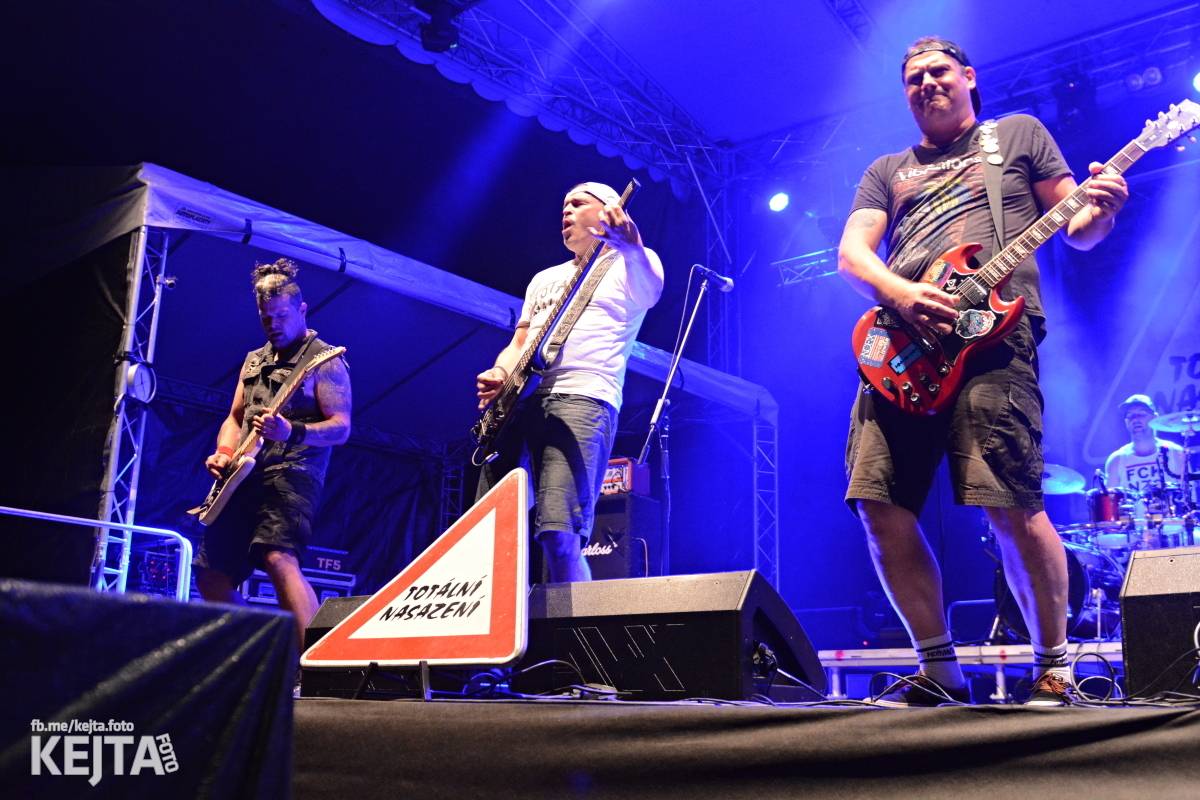 Běsnění na Valníku. Druhý den vystoupily kapely zakázanÝ ovoce, Totální nasazení nebo Znouzectnost