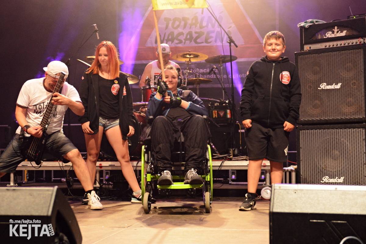 Běsnění na Valníku. Druhý den vystoupily kapely zakázanÝ ovoce, Totální nasazení nebo Znouzectnost