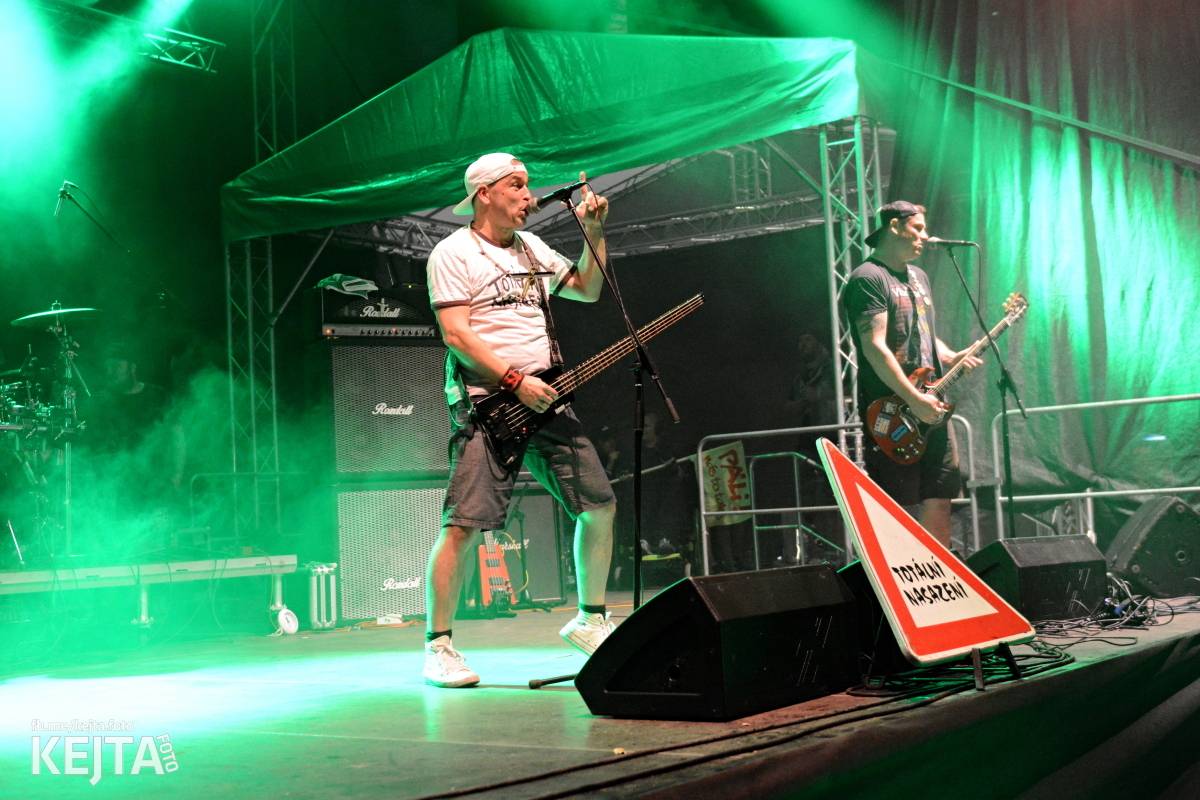 Běsnění na Valníku. Druhý den vystoupily kapely zakázanÝ ovoce, Totální nasazení nebo Znouzectnost