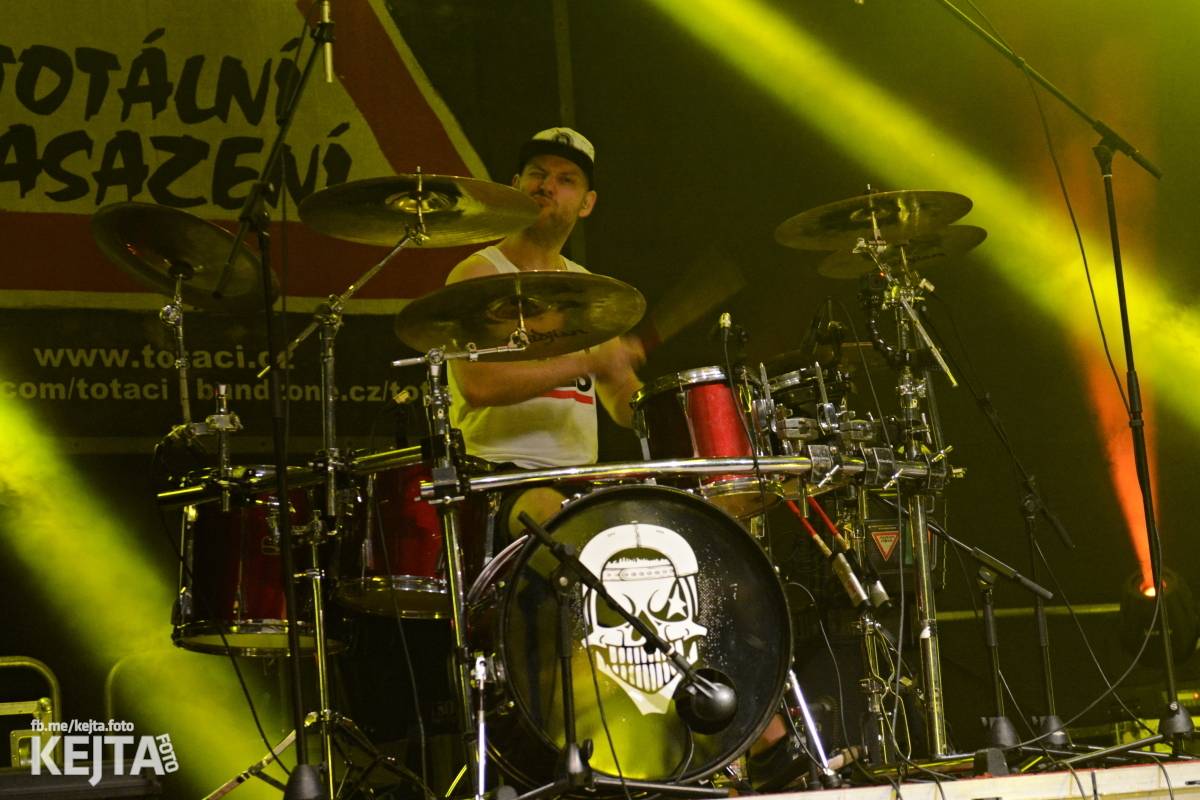 Běsnění na Valníku. Druhý den vystoupily kapely zakázanÝ ovoce, Totální nasazení nebo Znouzectnost