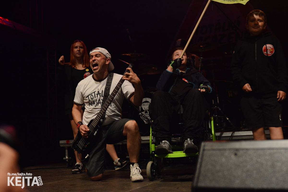 Běsnění na Valníku. Druhý den vystoupily kapely zakázanÝ ovoce, Totální nasazení nebo Znouzectnost