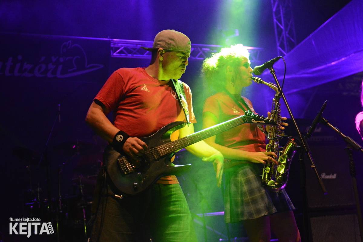 Běsnění na Valníku. Druhý den vystoupily kapely zakázanÝ ovoce, Totální nasazení nebo Znouzectnost