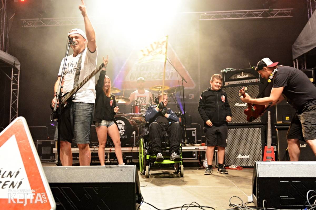 Běsnění na Valníku. Druhý den vystoupily kapely zakázanÝ ovoce, Totální nasazení nebo Znouzectnost