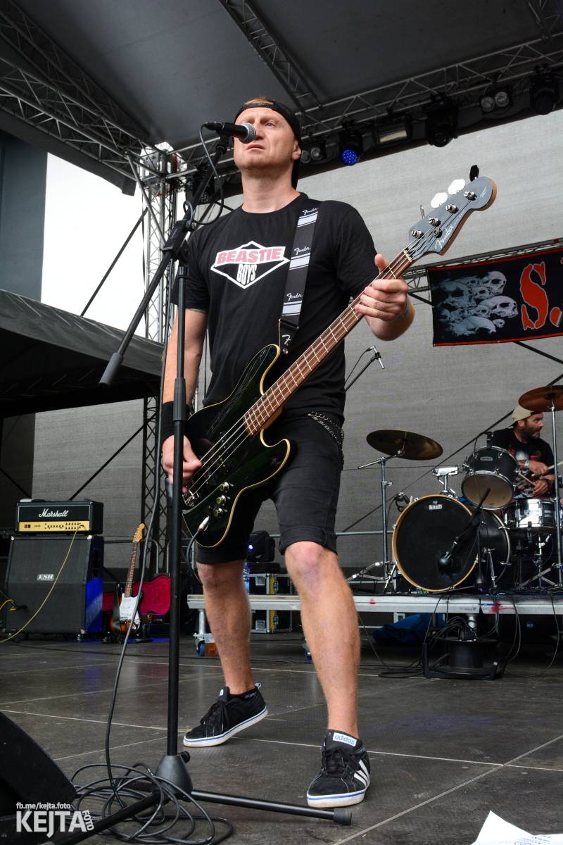 Běsnění na Valníku. Druhý den vystoupily kapely zakázanÝ ovoce, Totální nasazení nebo Znouzectnost