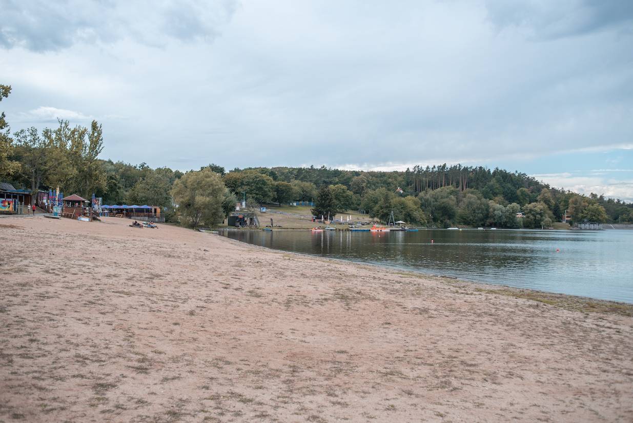 ATMO Music v Hostivaři. Přehrady Fest skončil kvůli dešti a větru dříve, na Calltu nedošlo