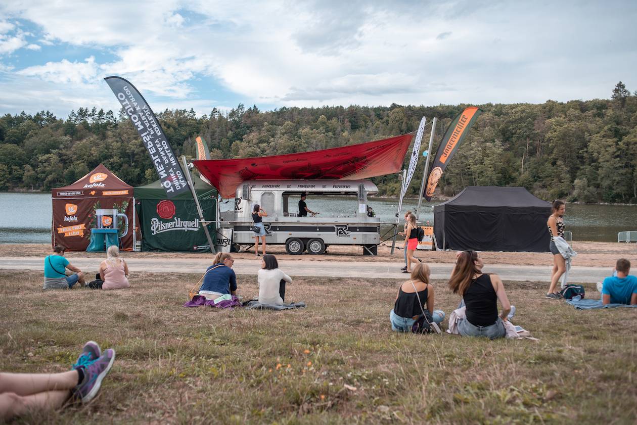 ATMO Music v Hostivaři. Přehrady Fest skončil kvůli dešti a větru dříve, na Calltu nedošlo