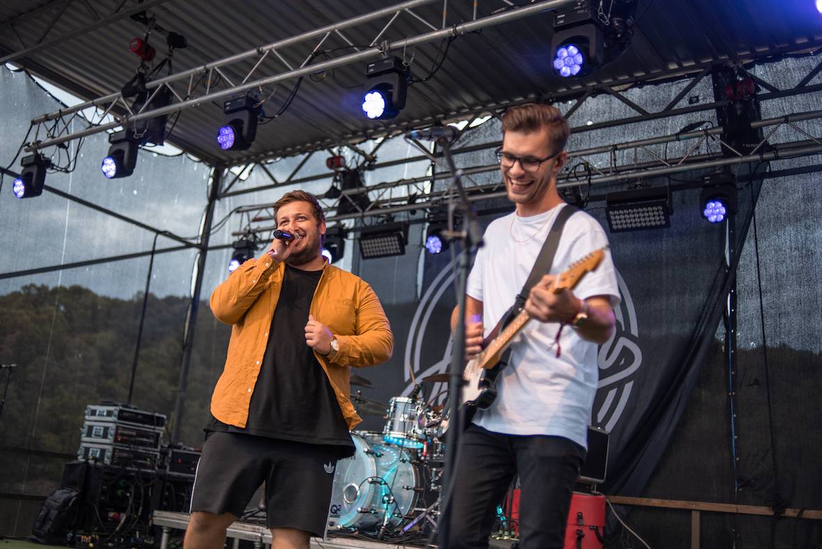 ATMO Music v Hostivaři. Přehrady Fest skončil kvůli dešti a větru dříve, na Calltu nedošlo