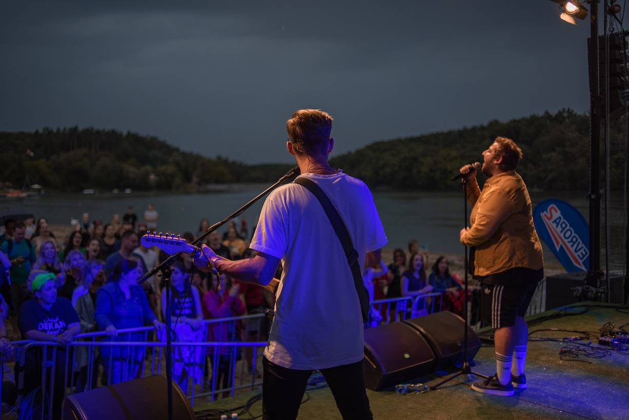 ATMO Music v Hostivaři. Přehrady Fest skončil kvůli dešti a větru dříve, na Calltu nedošlo