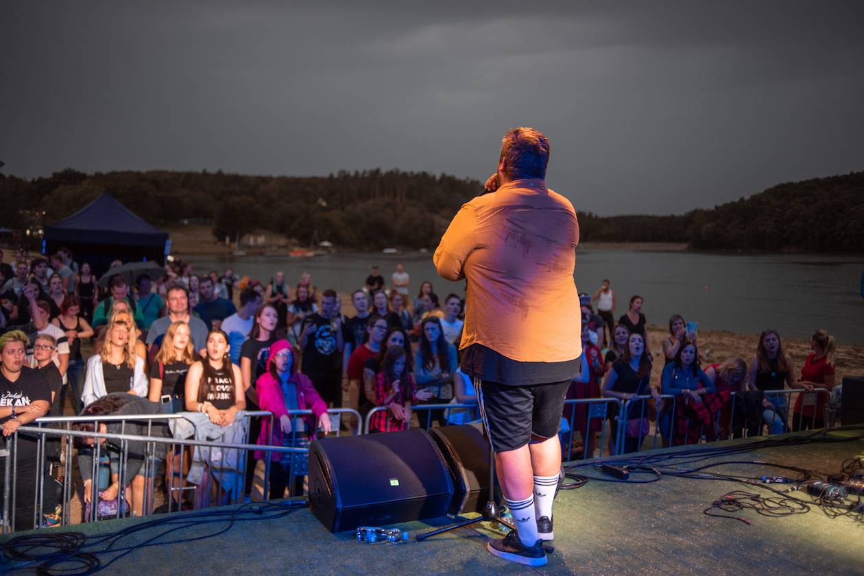 ATMO Music v Hostivaři. Přehrady Fest skončil kvůli dešti a větru dříve, na Calltu nedošlo