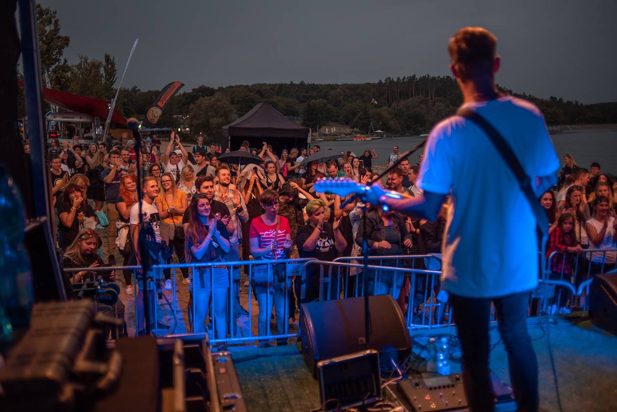 ATMO Music v Hostivaři. Přehrady Fest skončil kvůli dešti a větru dříve, na Calltu nedošlo