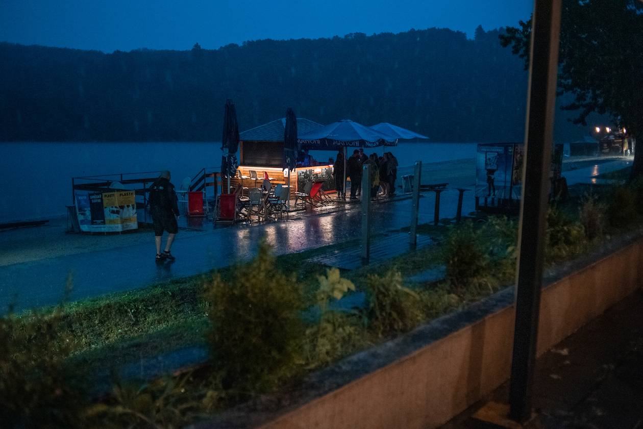 ATMO Music v Hostivaři. Přehrady Fest skončil kvůli dešti a větru dříve, na Calltu nedošlo