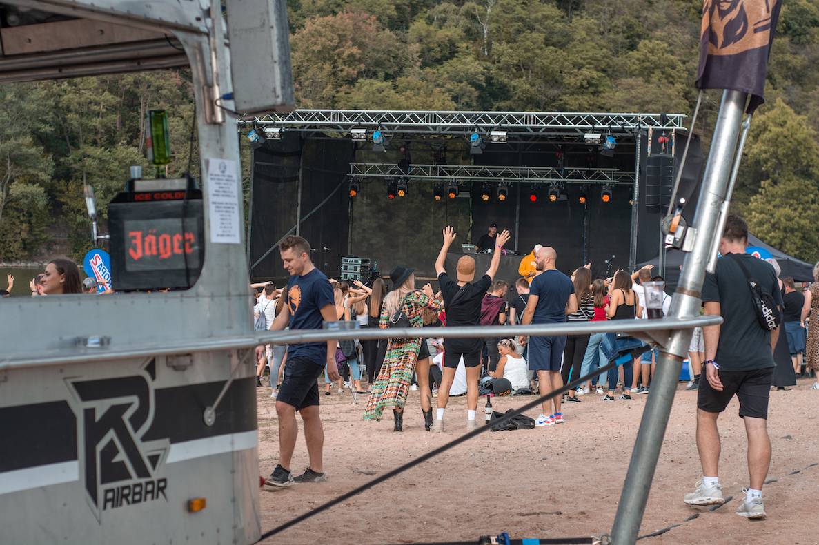 ATMO Music v Hostivaři. Přehrady Fest skončil kvůli dešti a větru dříve, na Calltu nedošlo