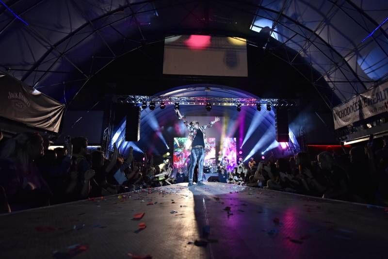 Kryštof zahrál Obchodníka s deštěm a spustil liják. Jak vypadal koncert na Výravě?