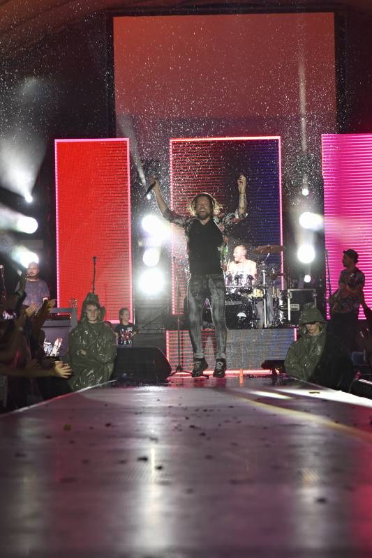 Kryštof zahrál Obchodníka s deštěm a spustil liják. Jak vypadal koncert na Výravě?