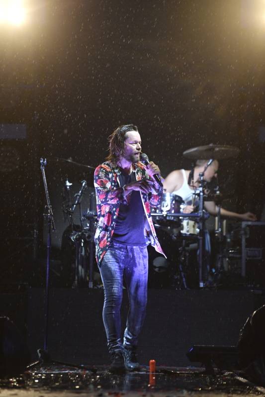 Kryštof zahrál Obchodníka s deštěm a spustil liják. Jak vypadal koncert na Výravě?