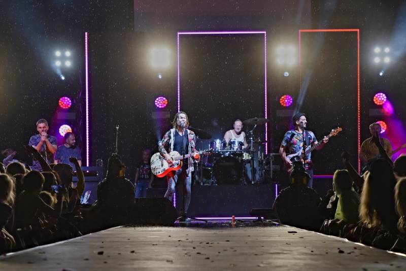 Kryštof zahrál Obchodníka s deštěm a spustil liják. Jak vypadal koncert na Výravě?