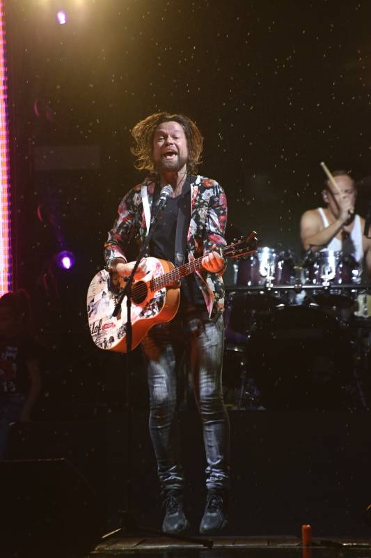 Kryštof zahrál Obchodníka s deštěm a spustil liják. Jak vypadal koncert na Výravě?