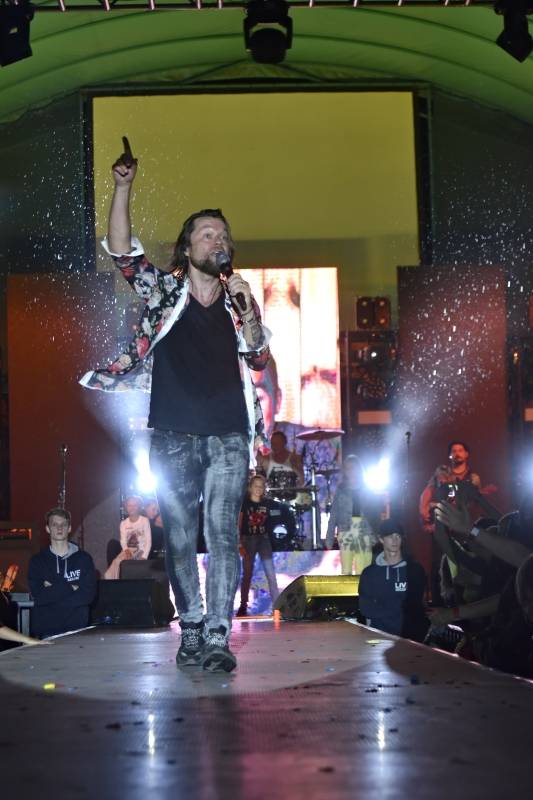 Kryštof zahrál Obchodníka s deštěm a spustil liják. Jak vypadal koncert na Výravě?