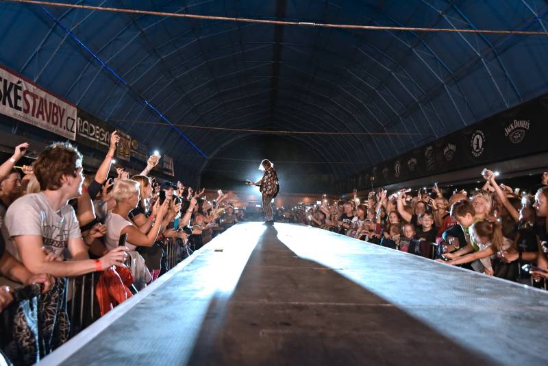 Kryštof zahrál Obchodníka s deštěm a spustil liják. Jak vypadal koncert na Výravě?