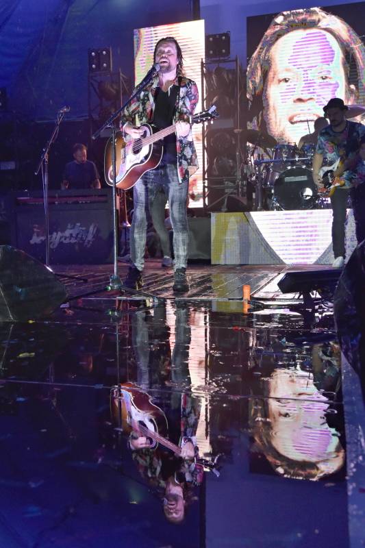 Kryštof zahrál Obchodníka s deštěm a spustil liják. Jak vypadal koncert na Výravě?