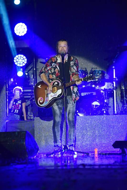 Kryštof zahrál Obchodníka s deštěm a spustil liják. Jak vypadal koncert na Výravě?