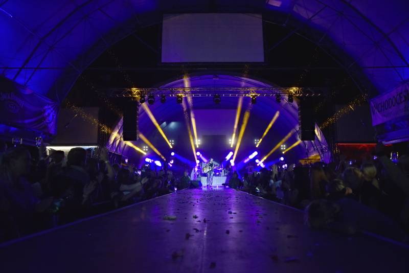 Kryštof zahrál Obchodníka s deštěm a spustil liják. Jak vypadal koncert na Výravě?