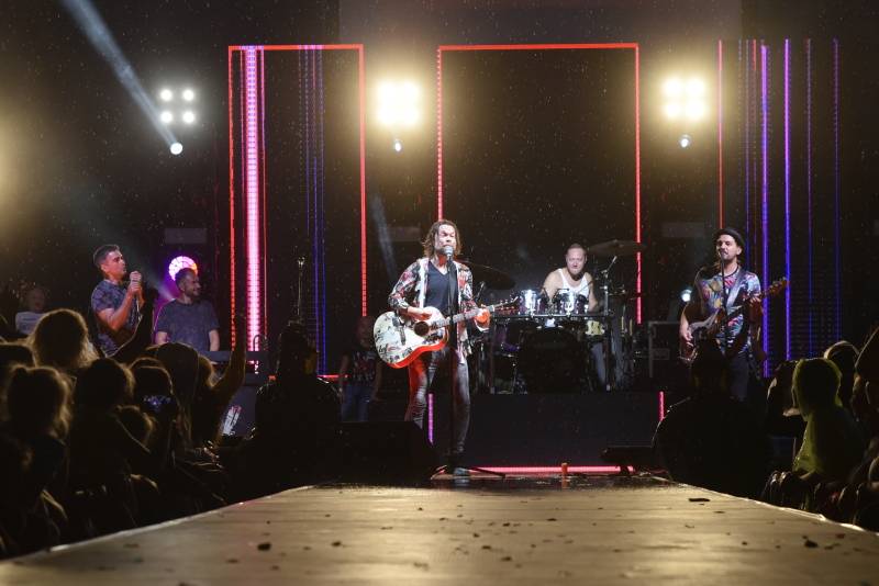 Kryštof zahrál Obchodníka s deštěm a spustil liják. Jak vypadal koncert na Výravě?