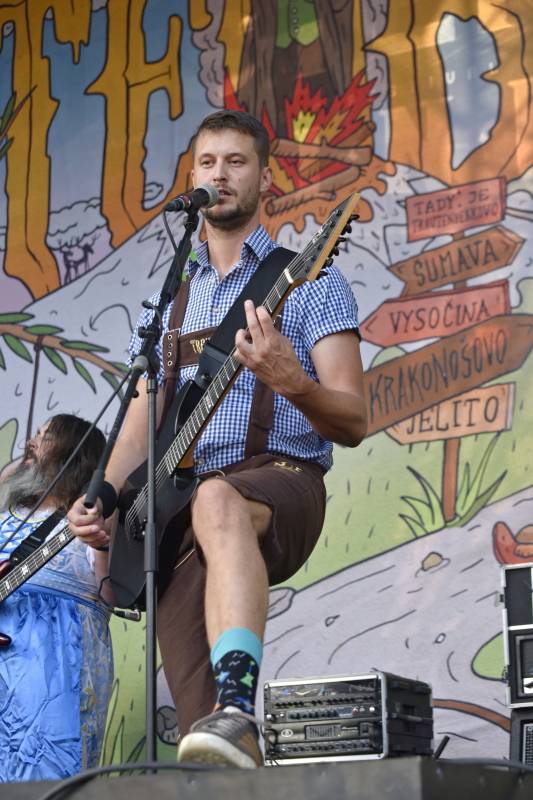 Dymytry a Traktor přivezli Monster Meeting do Výravy. Akci přerušila monstrózní bouře