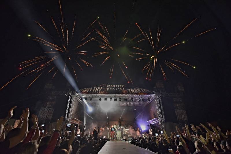 Dymytry a Traktor přivezli Monster Meeting do Výravy. Akci přerušila monstrózní bouře