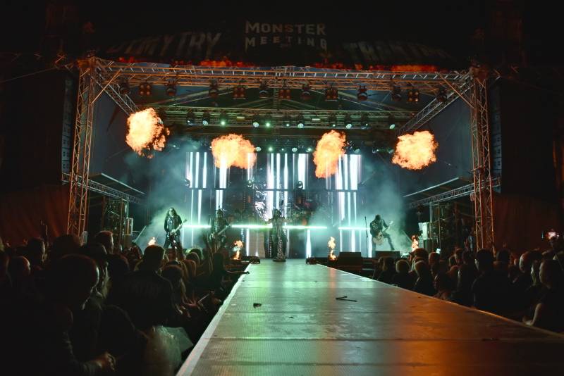 Dymytry a Traktor přivezli Monster Meeting do Výravy. Akci přerušila monstrózní bouře