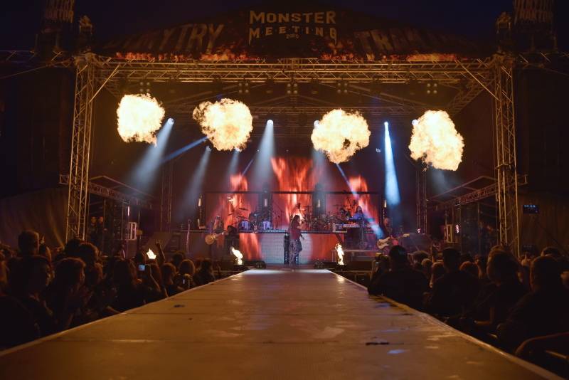 Dymytry a Traktor přivezli Monster Meeting do Výravy. Akci přerušila monstrózní bouře