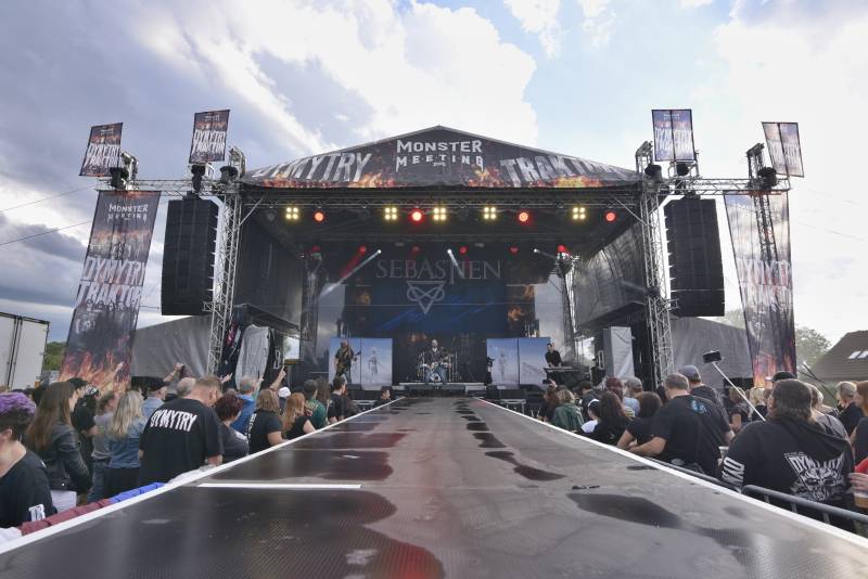 Dymytry a Traktor přivezli Monster Meeting do Výravy. Akci přerušila monstrózní bouře