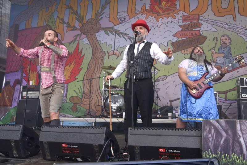 Dymytry a Traktor přivezli Monster Meeting do Výravy. Akci přerušila monstrózní bouře