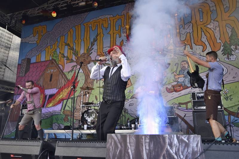 Dymytry a Traktor přivezli Monster Meeting do Výravy. Akci přerušila monstrózní bouře