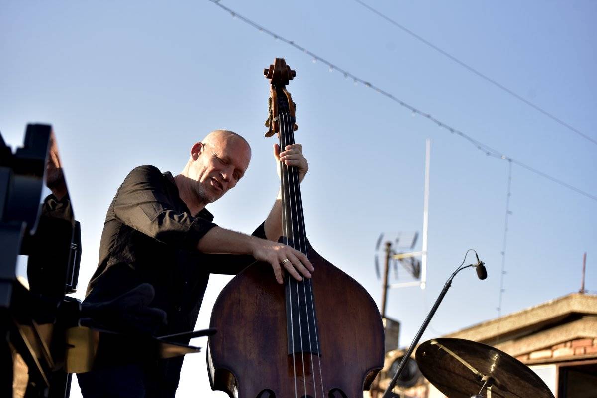 Západ slunce a Avishai Cohen na střeše Lucerny. Tak začal festival Struny podzimu