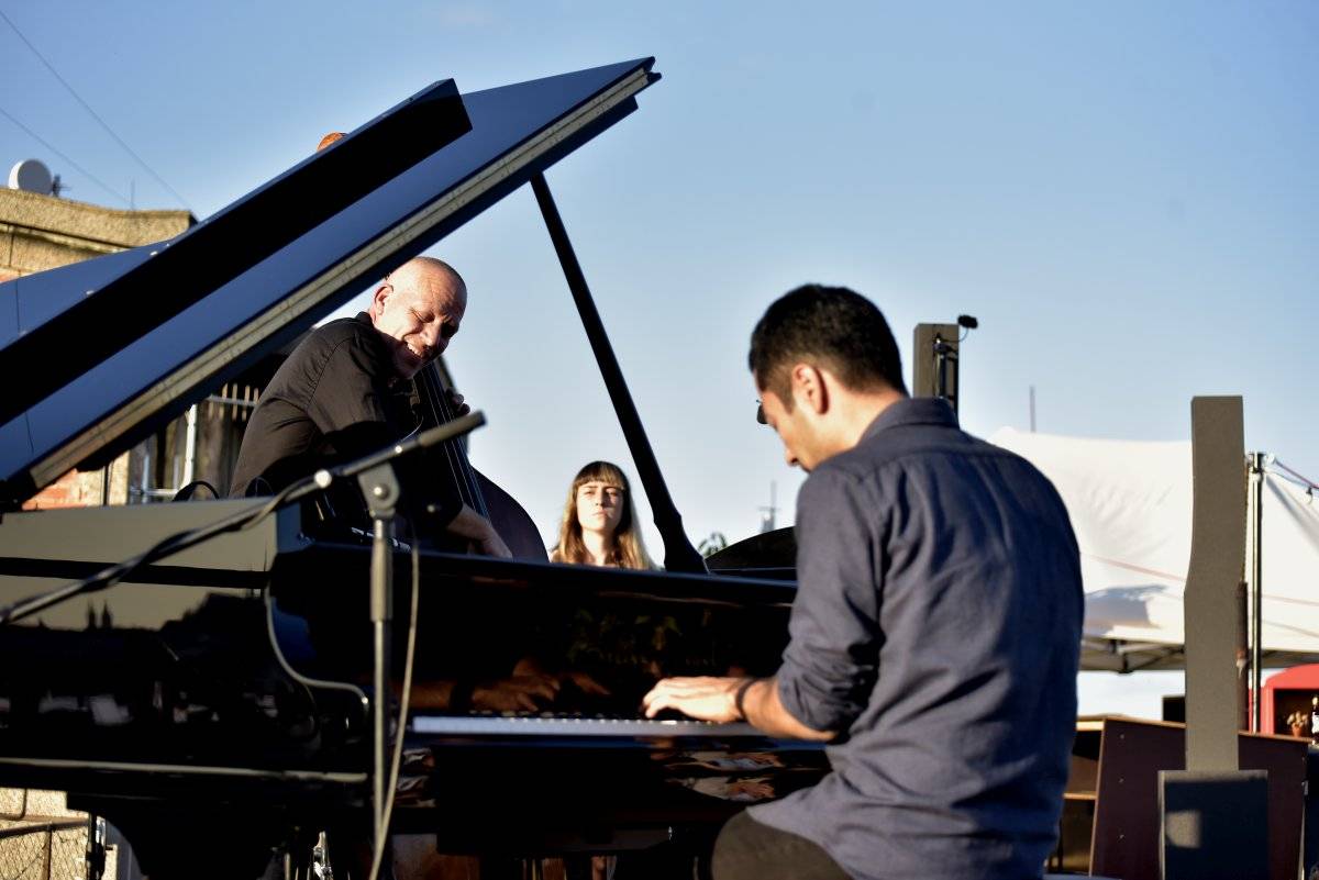 Západ slunce a Avishai Cohen na střeše Lucerny. Tak začal festival Struny podzimu