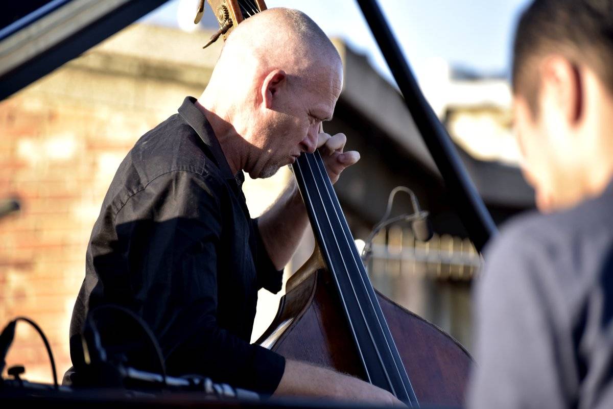 Západ slunce a Avishai Cohen na střeše Lucerny. Tak začal festival Struny podzimu