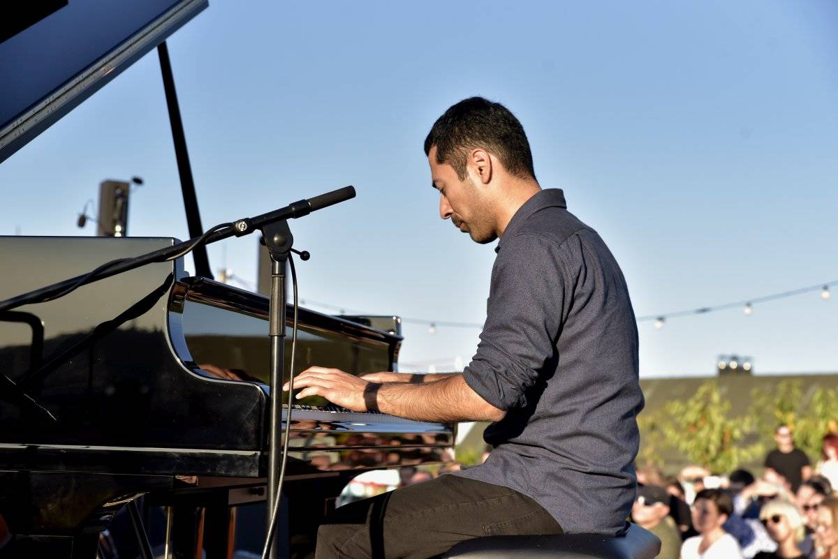 Západ slunce a Avishai Cohen na střeše Lucerny. Tak začal festival Struny podzimu