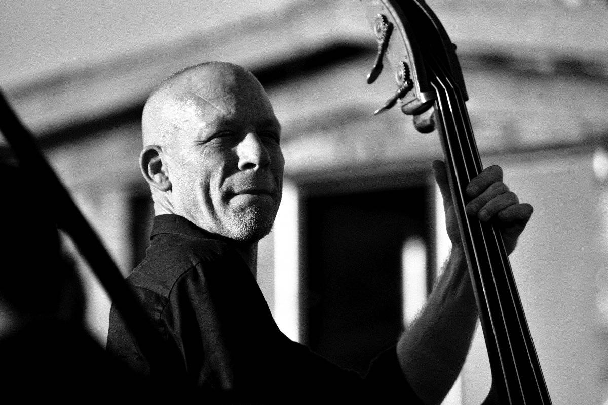 Západ slunce a Avishai Cohen na střeše Lucerny. Tak začal festival Struny podzimu