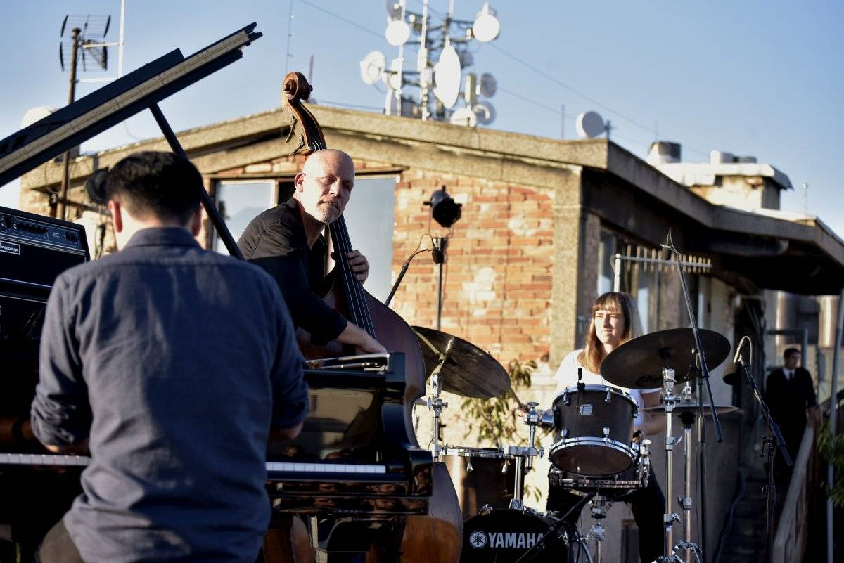 Západ slunce a Avishai Cohen na střeše Lucerny. Tak začal festival Struny podzimu