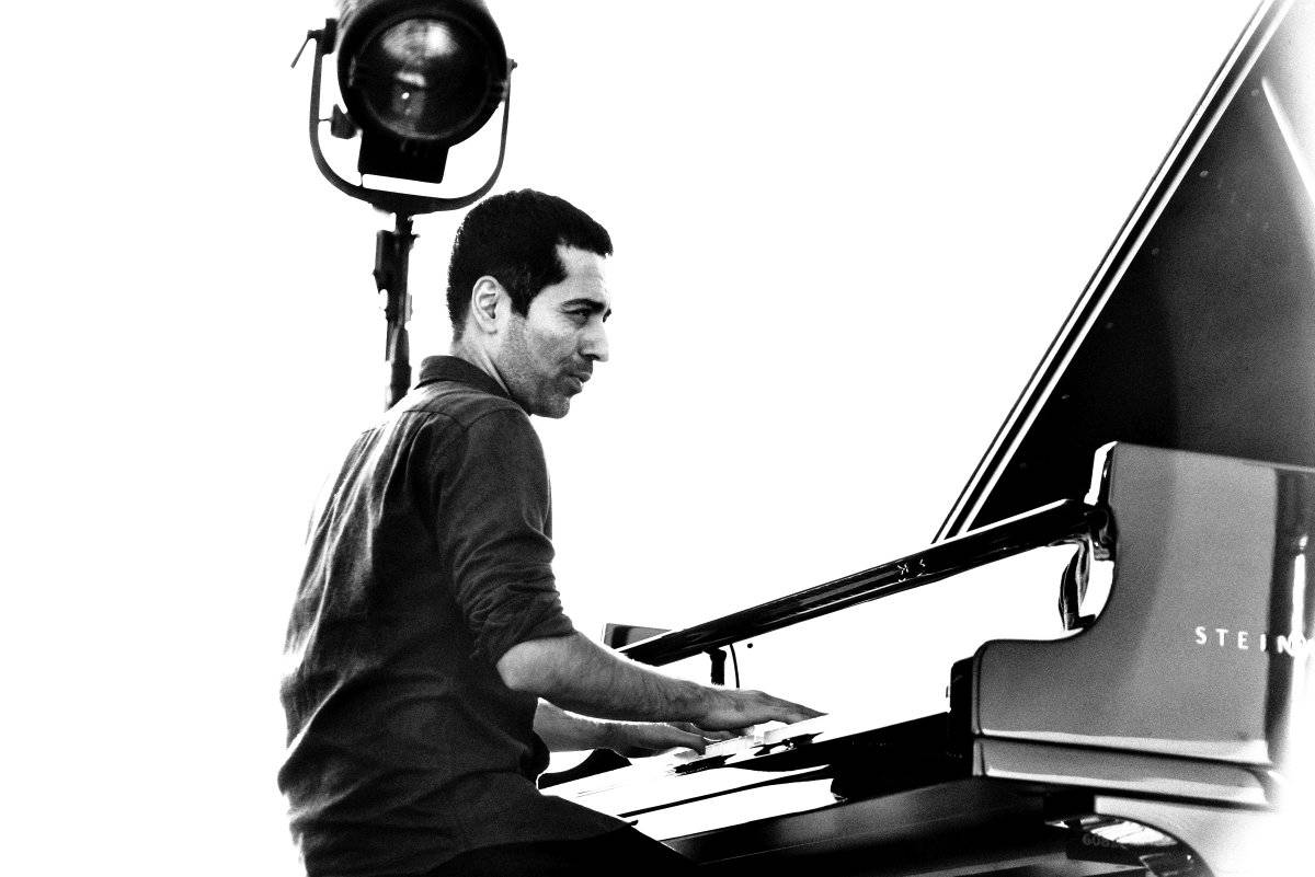 Západ slunce a Avishai Cohen na střeše Lucerny. Tak začal festival Struny podzimu