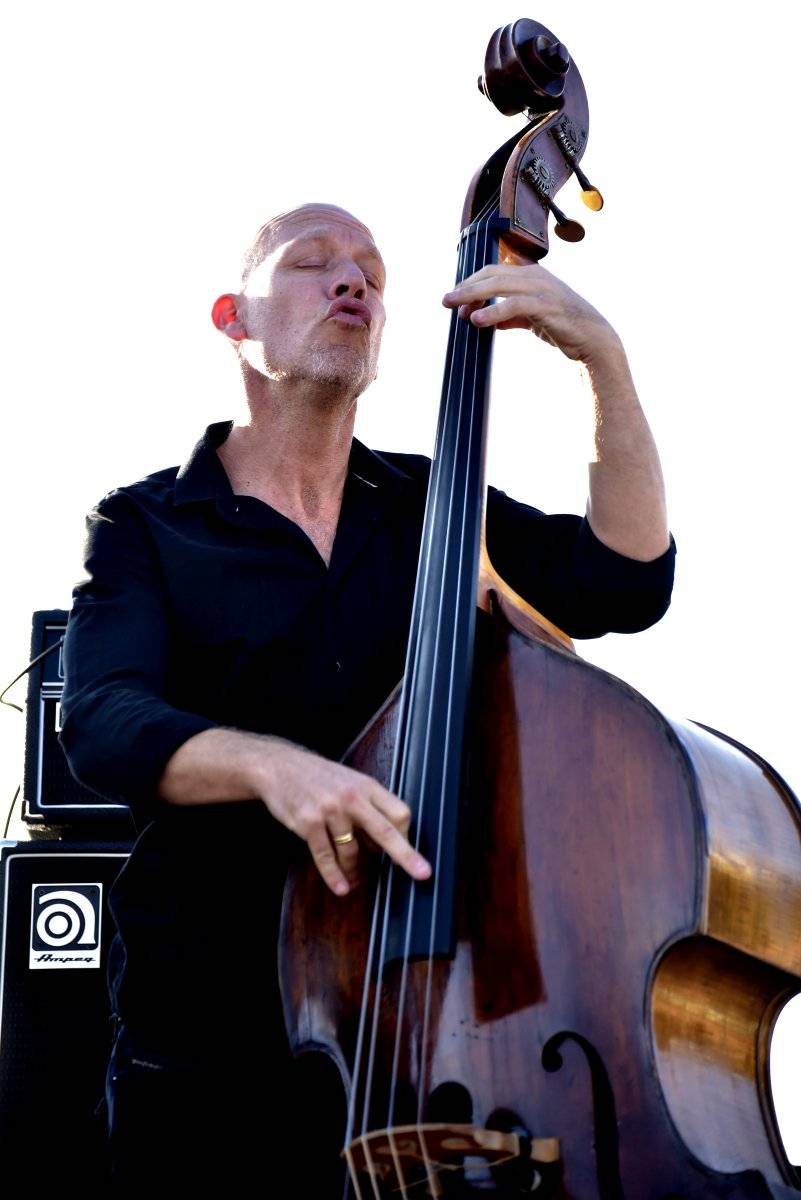Západ slunce a Avishai Cohen na střeše Lucerny. Tak začal festival Struny podzimu