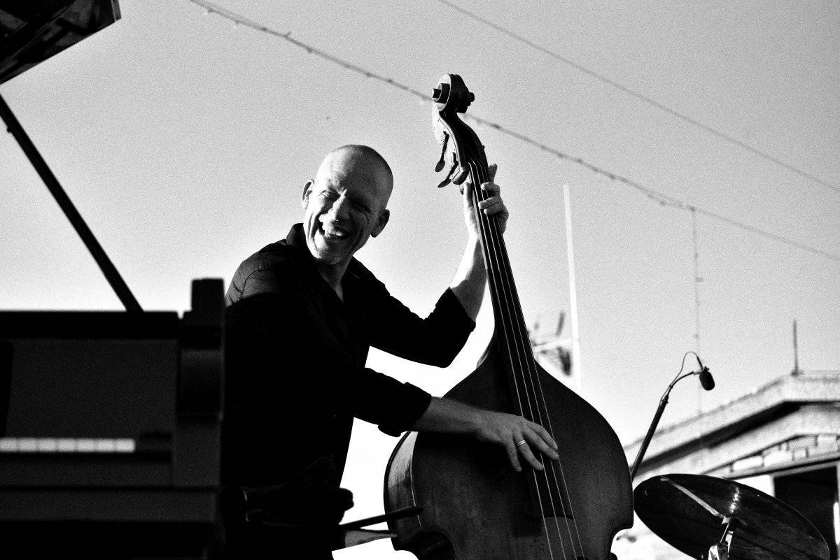 Západ slunce a Avishai Cohen na střeše Lucerny. Tak začal festival Struny podzimu