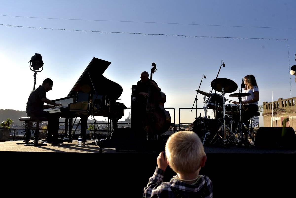 Západ slunce a Avishai Cohen na střeše Lucerny. Tak začal festival Struny podzimu