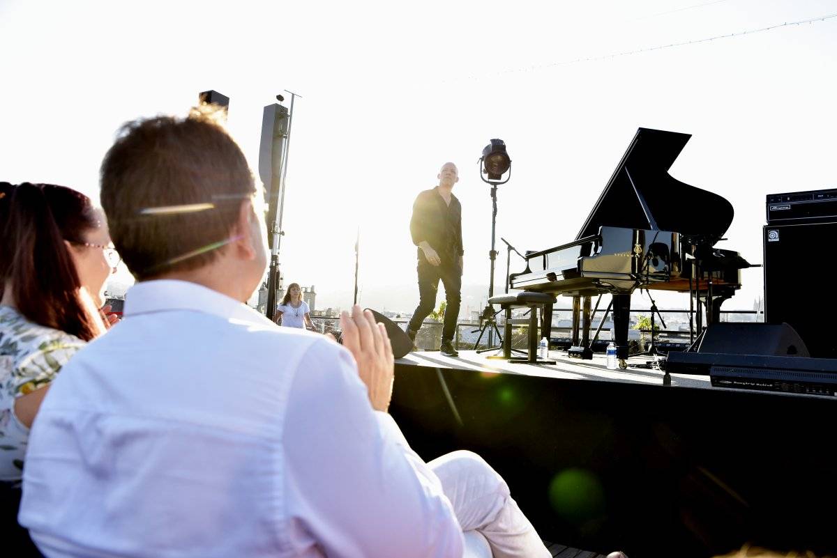 Západ slunce a Avishai Cohen na střeše Lucerny. Tak začal festival Struny podzimu