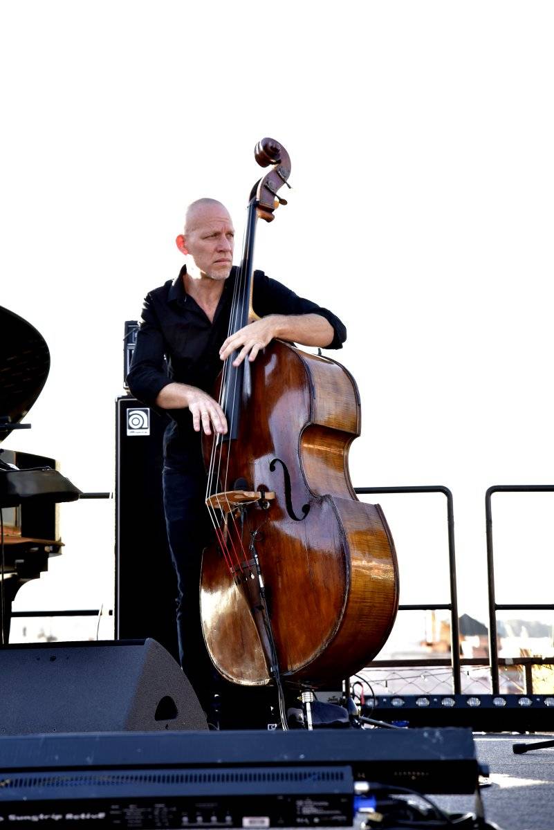Západ slunce a Avishai Cohen na střeše Lucerny. Tak začal festival Struny podzimu