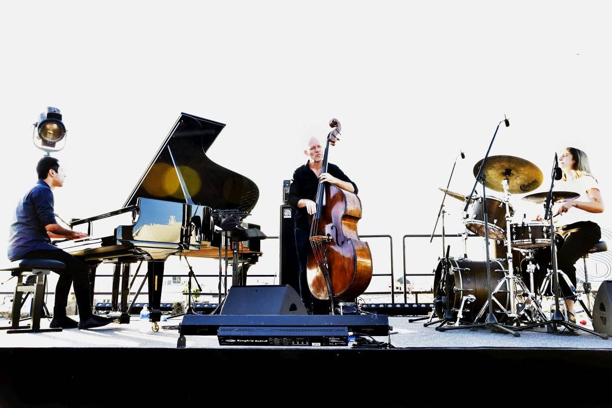 Západ slunce a Avishai Cohen na střeše Lucerny. Tak začal festival Struny podzimu