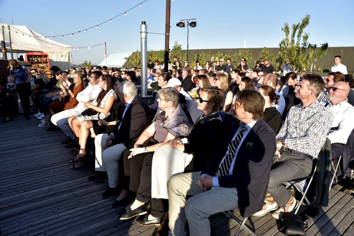 Západ slunce a Avishai Cohen na střeše Lucerny. Tak začal festival Struny podzimu