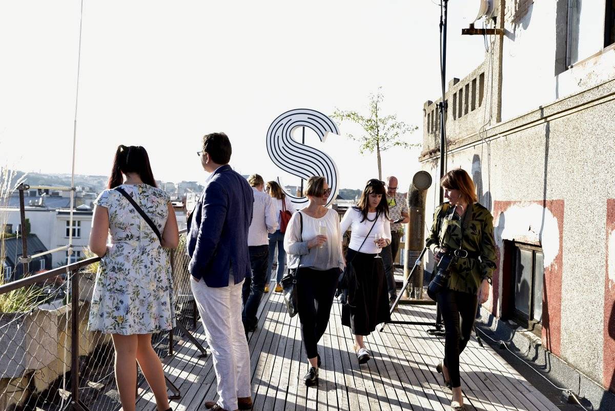 Západ slunce a Avishai Cohen na střeše Lucerny. Tak začal festival Struny podzimu