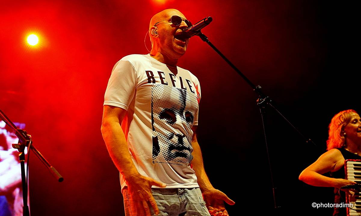 Do roka a do dna! Třem sestrám na branické oslavě asistovali Horkýže slíže, Mňága a Žďorp a mnozí další 